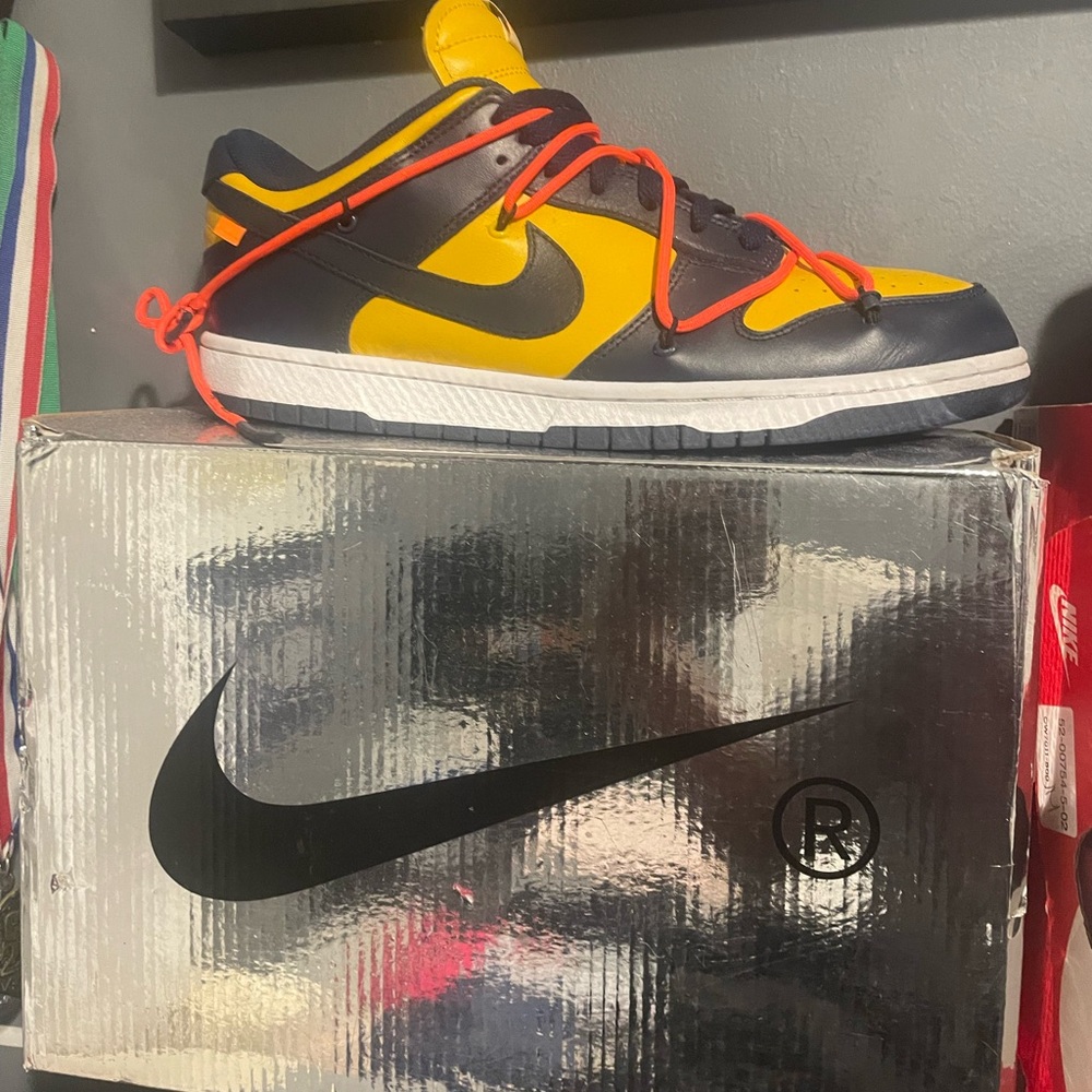 Nike men’s off white sneaker